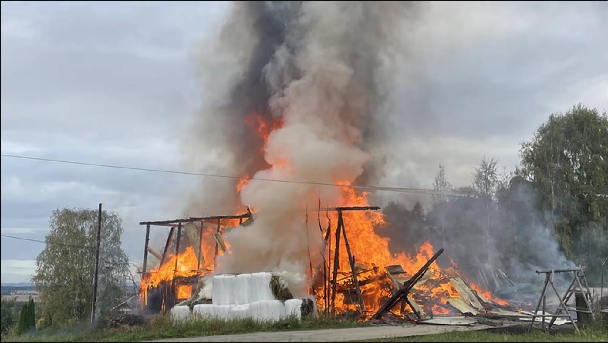 Brann i en låve